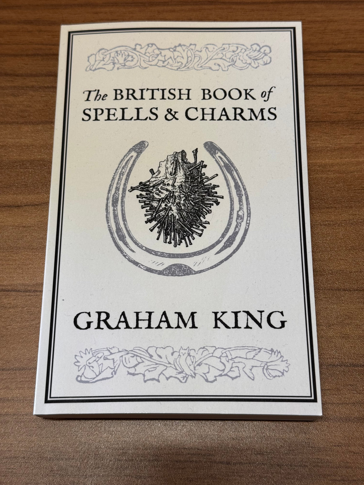 The British Book of Spells and Charms: A Compilation of Traditional Folk Magic - Graham King - Paperback.