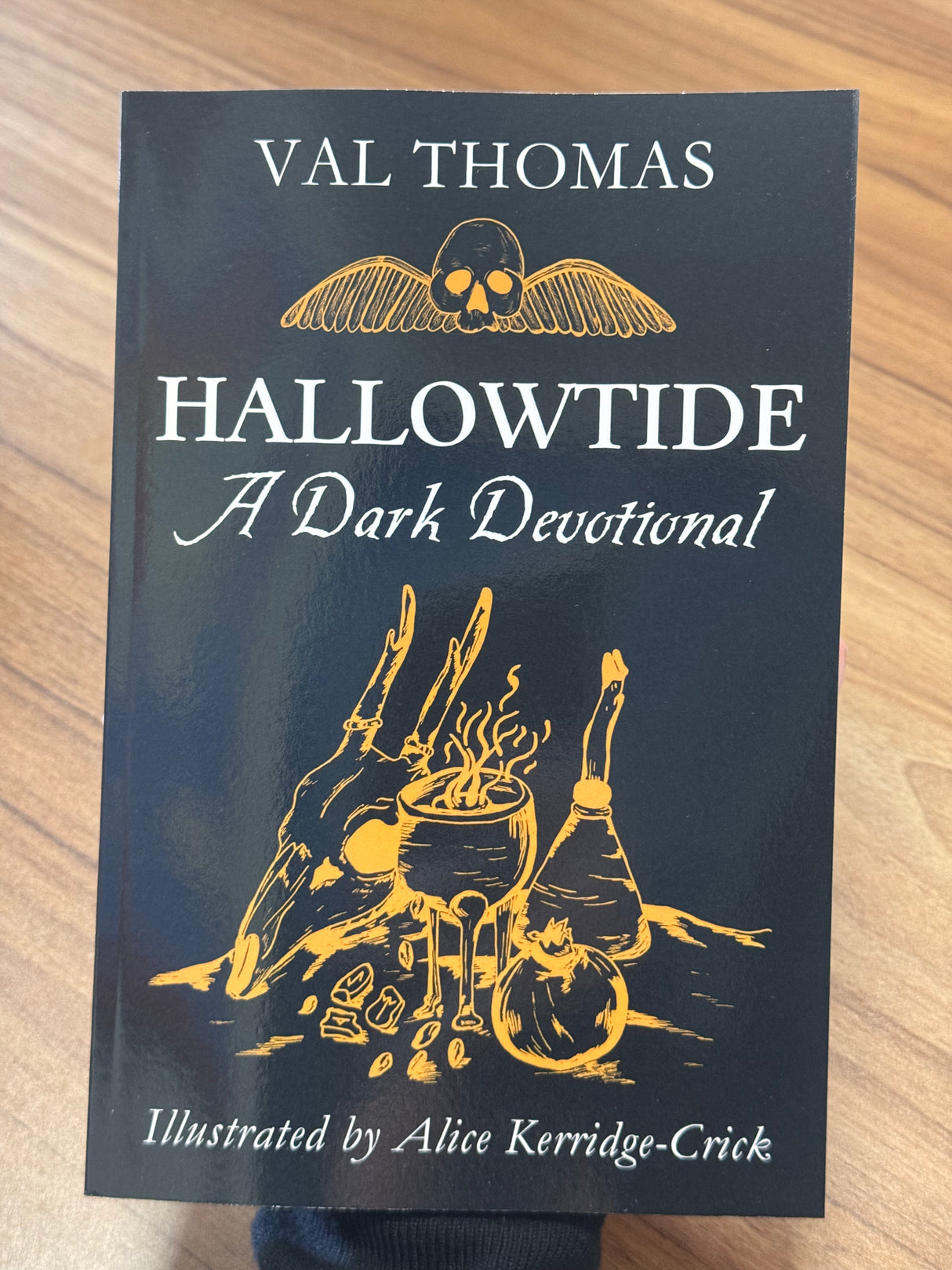 Hallowtide: A Dark Devotional - Val Thomas