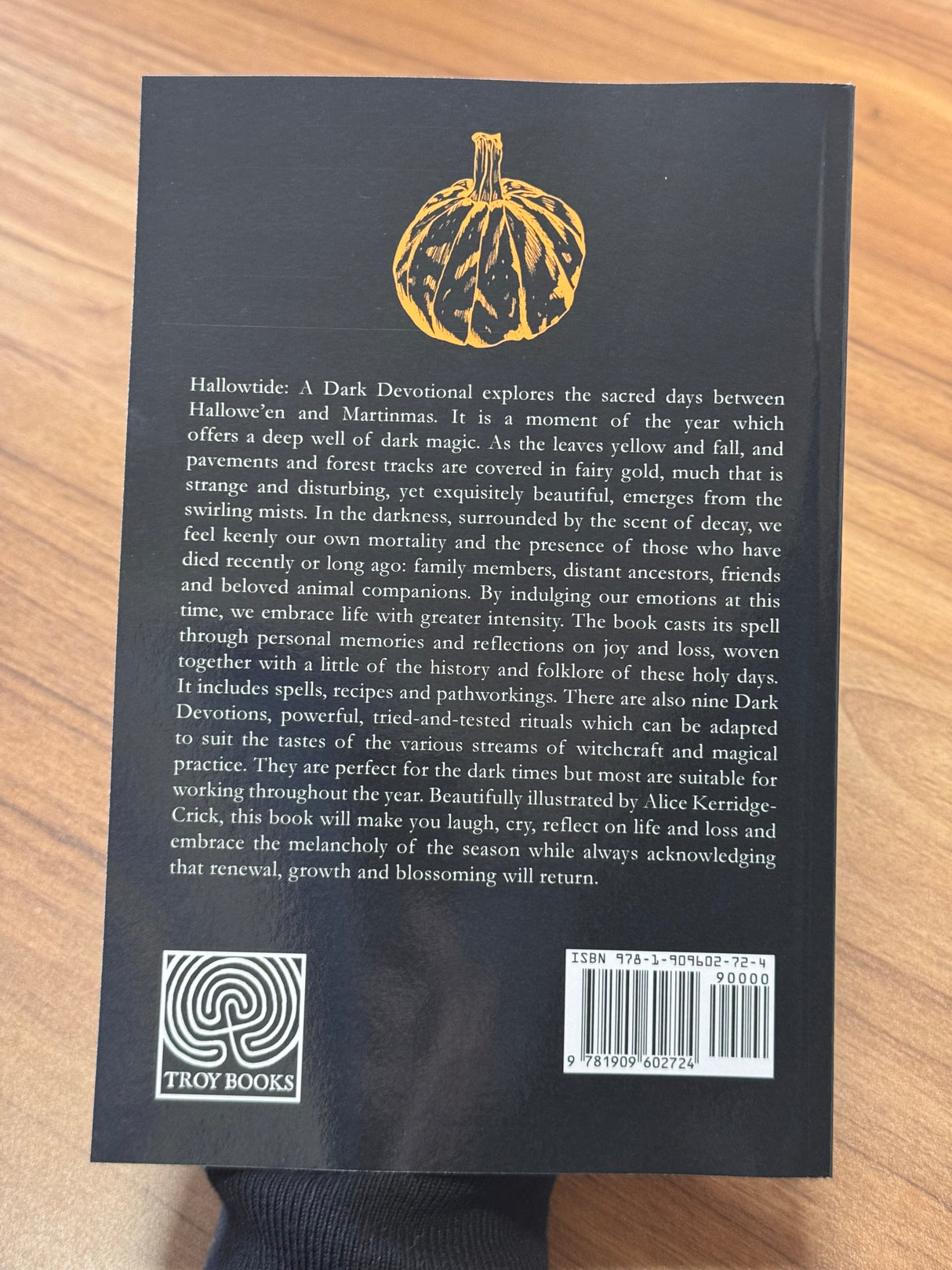 Hallowtide: A Dark Devotional - Val Thomas