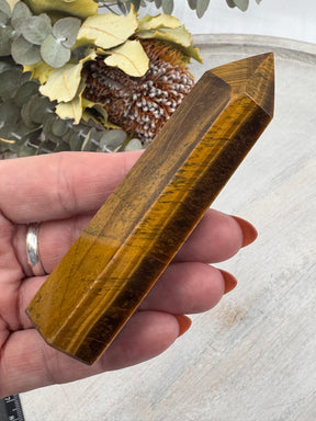 6-Sided Tiger Eye Point 10 cm × 3 cm – golden-brown crystal point symbolising courage, grounding and strength, Inspired By 3 Australia.