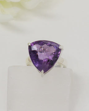 Brazilian Amethyst trillion cut ring size 8 in .925 sterling silver with natural purple faceted gemstone – crystal jewellery Australia.